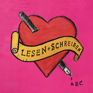 Das Logo des Projekts vom Arbeitskreis Orientierungs- und Bildungshilfe (AOB) e.V. ist ein rotes Herz, durchgestochen von einem Stift, aus dem die Buchstaben ABC tropfen. Umwickelt ist das Herz von einem gelben Band mit der Aufschrift Lesen und Schreiben.