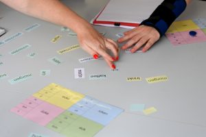 Lernende mit Lese-Schreib-Schwierigkeiten in einem Kurs vom Verein AOB Arbeitskreis Orientierungs- und Bildungshilfe. Er bietet seit 1977. Alphabetisierungs- und Grundbildungskurse für Erwachsene durch.